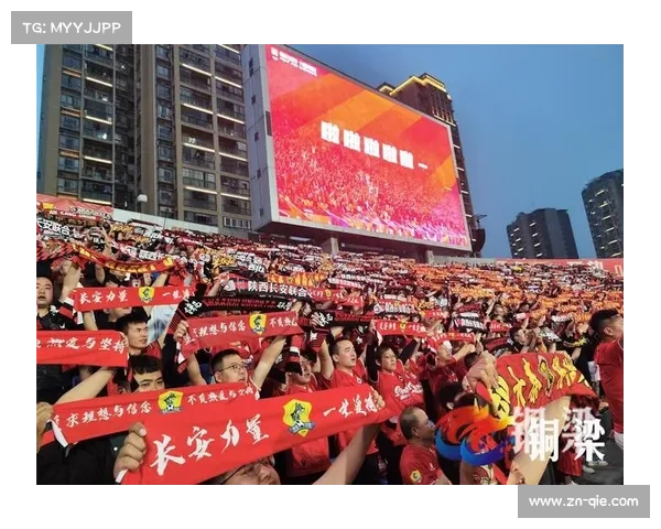 球迷创意横幅支持球队，地域文化元素融合足球热情